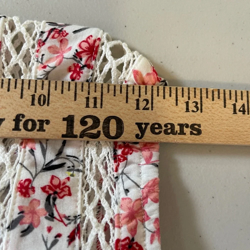 Bloomchic Woomen's 22/24 V-Neck T-Shirt with Lace Details White with Pink Floral - Picture 12 of 16